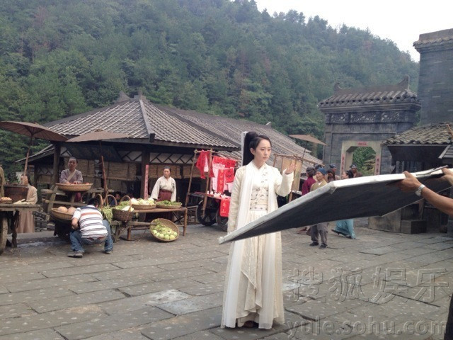 孙耀琦《神雕侠侣》杀青 微博晒温馨合影6014