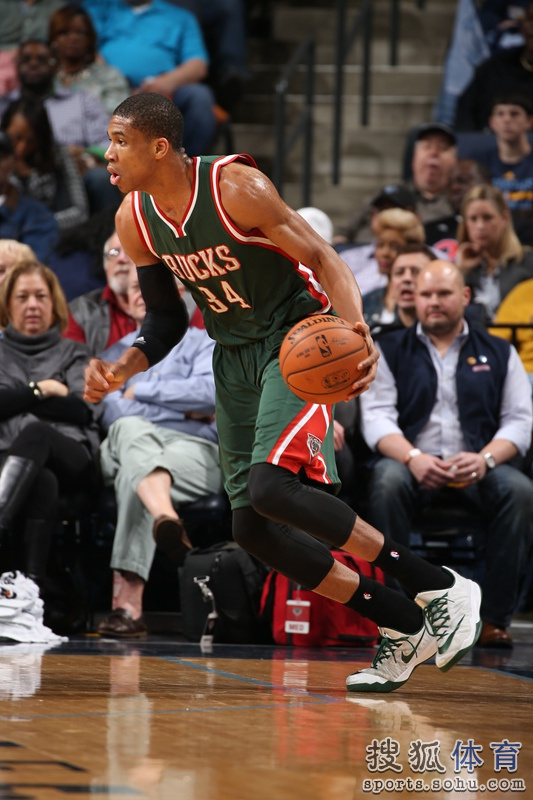 高清图:灰熊VS雄鹿 兰多夫强突卡特秀杂耍上篮