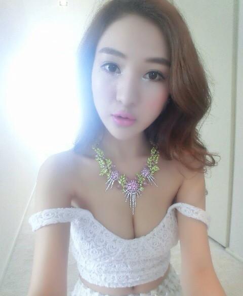 <em>郭美美</em>晒素颜自拍 称本人比上镜漂亮5206096