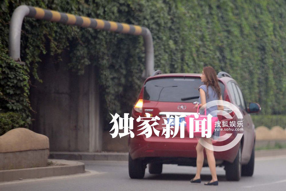 独家:张俪短裙逛街秀美腿 横穿马路狂聊语音6