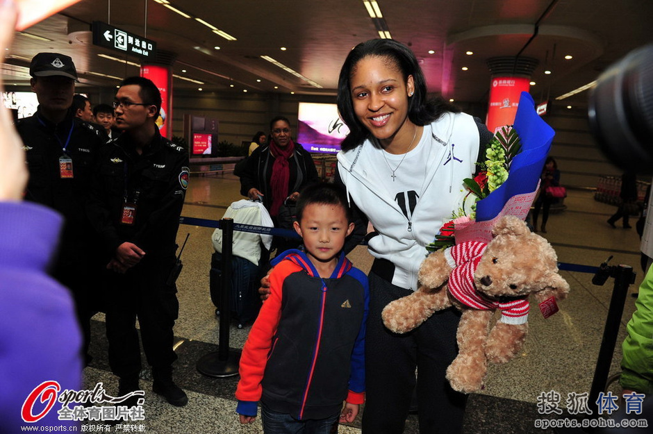 高清:摩尔重返太原受热捧 小球迷接机送上礼物