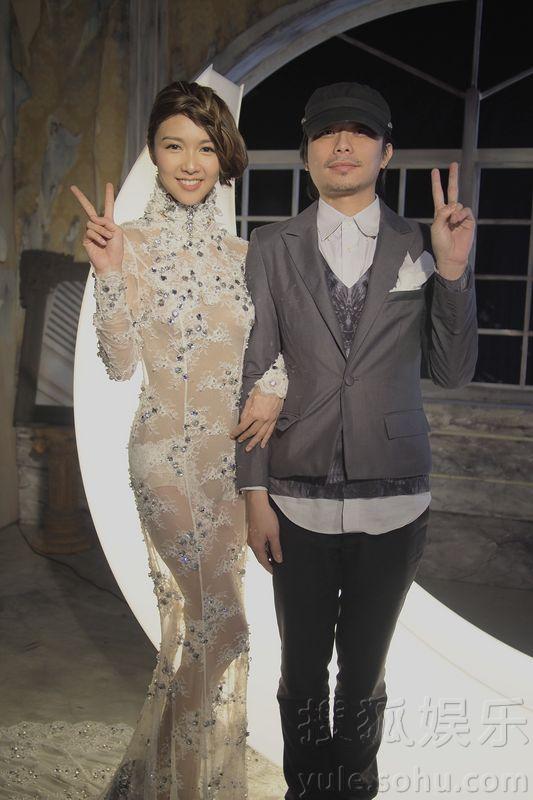 薛凯琪MV服装疑遭抄袭 重磅透视裙刮损大腿5