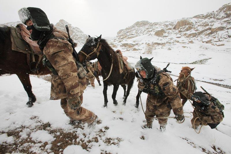 【转载】 铁列克特边防连官兵冒雪乘马巡逻