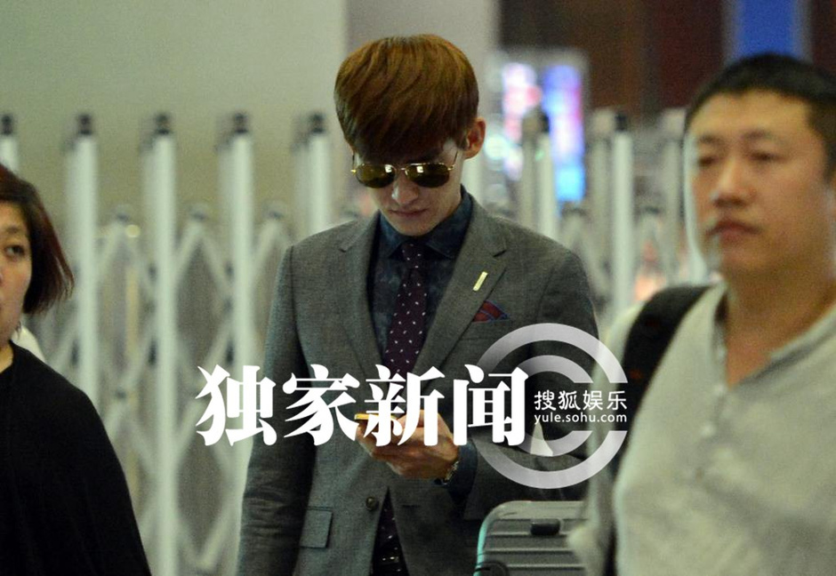 独家: 张翰 西装革履墨镜回京 揉 眼睛 现疲态676