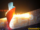 2008年8月8日晚的北京开幕式上，“体操王子”李宁点亮主火炬，鸟巢呈现空前盛况。