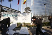 2011年11月20日，北京，罗永浩和其他一些志愿者来到西门子公司北京总部进行维权活动，用铁锤砸烂三...