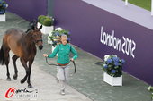 北京时间2012年7月27日，2012年伦敦奥运会，各国马术队进行马匹检验，英女王外孙女亮相。 