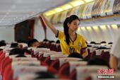 6月13日，云南一航空公司一航班上，空姐穿着巴西队服为旅客服务。2014年巴西世界杯正式拉开帷幕。据...