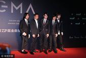 搜狐娱乐讯 台北，6月24日，第28届台湾金曲奖红毯举行，五月天压轴亮相，8项提名领跑。
