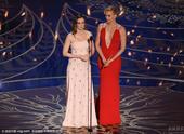 搜狐娱乐讯 第88届奥斯卡颁奖礼举行，查理兹塞隆超深V性感十足，搭档艾米莉颁奖。