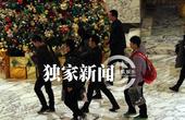 　　搜狐娱乐讯 （图文/105工作室）日前新一期的跑男把站点移到了上海。记者立刻前往跑男居住酒店等候...