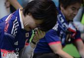 高清图：日本惨败出局 国内痴情球迷捂脸失声哭