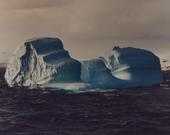 图为迪塞普逊岛(Deception Island)沿岸的一座冰山。冰山的年龄可以通过其形状来估算。存...