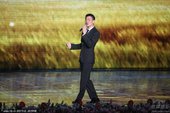 2011年8月28日讯，北京，第14届华表奖：刘德华现场演唱《爱你一万年》。