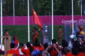 当地时间7月25日9点30分，伦敦奥运会中国代表团在伦敦奥运村国际区举行了升旗仪式，中国代表团团长刘...