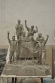 8月27日著名雕塑家田跃民创作完成了钓鱼岛中国七勇士雕塑。2012年8月15日下午16时36分，七位...