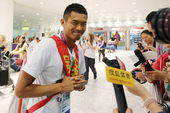 2012年7月24日，中国羽毛球队抵达伦敦。 （摄影/搜狐体育 李琳琳）