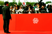 搜狐娱乐讯 (玄反影/图)10月6日晚，在釜山电影节的红毯上，尽管韩国女星成群亮相，张东健、苏志燮等...