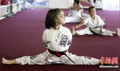 7岁的美国加利福尼亚女孩伊莎贝拉-汉森成为美国最年轻的空手道黑带高手。身高1米2、体重25公斤的她光...