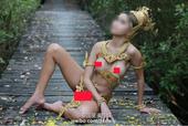 日前，网上爆出在泰国曼谷Bang Khun Thian区有一个暴露的女模特在一公共场合拍照，该女模特...