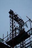 2012年8月21日，郑东新区第101中学新校区建设工地，60多岁的农民工龙师傅和李师傅爬上近20米...
