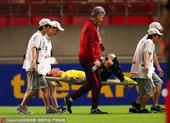 高清：张琳芃比赛受伤离场 被担架抬下表情痛苦