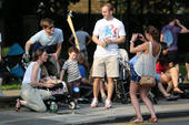 2012年7月26日，伦敦，2012伦敦奥运会火炬传递在伦敦的东北部地区进行传递，在街道旁观看火炬传...