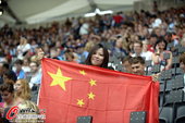 北京时间2012年7月28日，2012年伦敦奥运会，开幕式即将举行。看台上的中国观众挥舞国旗为中国加...