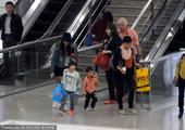 (图文/cfp)2014年05月17日讯，上海，早前叶一茜带着大女儿森碟及小儿子一起出现在上海浦东机...