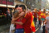 欧洲杯热吻秀：范佩西最浪漫 西班牙两男吻一女