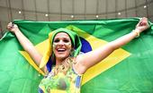 高清图：巴西vs墨西哥 看台美女各有风采谁更美