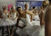 北京时间2012年8月3日，伦敦奥运会艺术体操比赛继续进行，图为将进行表演的英国国家芭蕾舞剧团演员在...