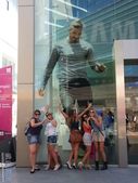 北京时间2012年7月25日，贝克汉姆巨幅像伦敦街头遭女球迷追捧。 （全国日报-搜狐奥运报道团+朱才...