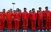 　 　 北京时间2012年7月16日，射击队队员在天安门广场目迎国旗护卫队。当日，中国射击队来到天安...