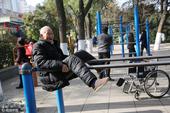 组图：101岁大爷公园内健身 与人分享长寿秘籍