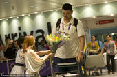 2012年7月24日，英国伦敦，2012伦敦奥运会倒计时第3日，姚明随中国代表团抵达西斯罗机场。