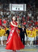 2008年北京奥运会开幕式中国代表团举牌引导小姐于佩，以美丽大方的气质，为北京奥运会开幕式上中国奥运...