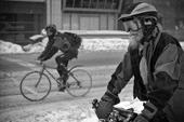 高清图：黑白影像记录多伦多90年代自行车文化