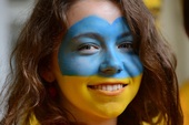高清：瑞典球迷迎欧洲杯首战 美女粉丝彩绘装扮