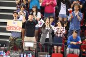 高清：亚运男子篮球决赛 美女观众看台呐喊助威