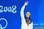 08年8月15日，菲尔普斯在男子200米混合泳比赛中，夺得了个人第六金。图为赛后颁奖。搜狐体育 程宫...