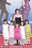 搜狐娱乐讯 34届金像奖红毯，杨千嬅与《 可爱的你》小演员现身。