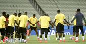 高清图：加纳备战世界杯 肩并肩手拉手众志成城