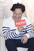 陈奕迅首次亮相《全球热恋》宣传 充当开心果