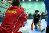    2012年7月20日，奥运中国女乒在利兹训练营进行训练。训练间隙运动员给当地小球迷进行了指导并...