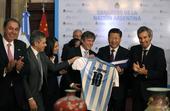 高清图：习主席访问阿根廷 获赠国家队10号球衣