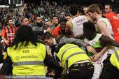 高清图：西班牙联赛爆冲突 球员打架保安拦不住
