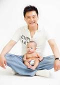 搜狐娱乐讯 1月15日，演员王斑在网上晒出一组全家福，为四岁儿子庆生，并写道：“小小的可爱，大大的盼...