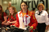 2012年7月24日，中国花游游泳队抵达伦敦。陈晓君美丽的眼睛和面容让人迷醉。（摄影/搜狐体育 李琳...