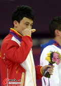 北京时间8月7日，伦敦奥运会男子双杠决赛冯�赐昝辣硐钟露峁诰�。更多奥运视频>> 更多奥运图片>>